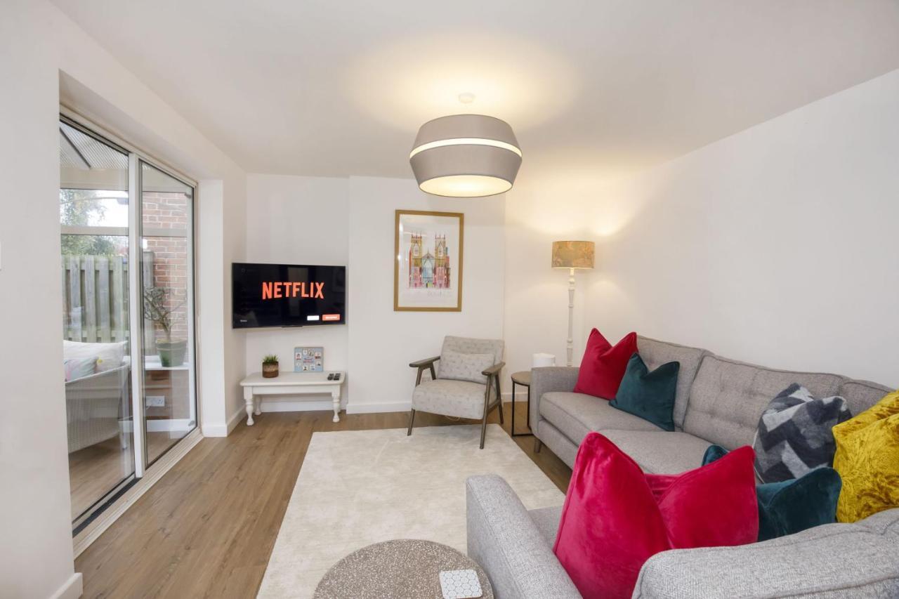 The Willows With Free Parking For 2 Cars York Bagian luar foto